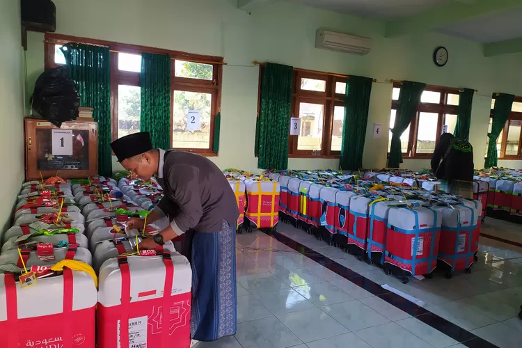 497 Koper Jamaah Haji Ponorogo Dikumpulkan dan Dicek Sebelum Diterbangkan, Ada yang Terpaksa Dibongkar