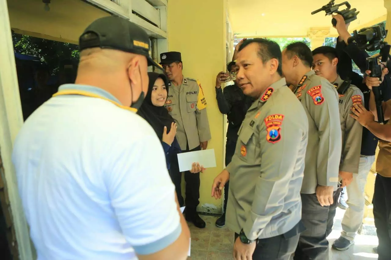 Kapolda Jatim Kunjungi Warga Dari Pintu ke Pintu dalam Kegiatan Jumat Curhat dan Berkah